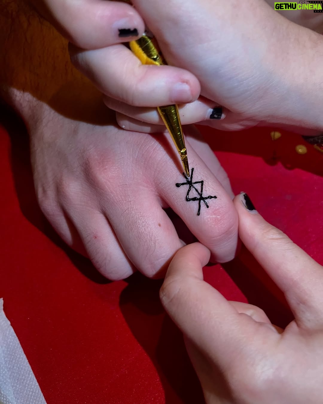 Claudia Conserva - 23K Likes - Despedida 2024 , comida hecha en casa, rica, ritos, deseos , familia, uvas, parrón, tatuajes de protección, Año Nuevo en Casa Carrara @pollolibre66 @lafranconserva #adios #tatoo #protección #hastasiempre2024 #avanzando #añonuevo #2025 #limoncello
