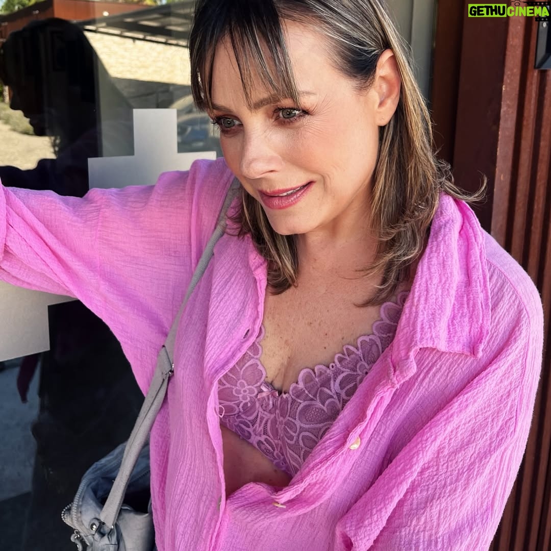 Claudia Conserva - 9.2K Likes - Buscaba un traje de baño en @floreschile y me encontré con muchas sorpresas, además de su lencería variada en colores, texturas, tallas etc
Me llamó la atención que tienen modelos de sostén para mujeres que producto del cáncer de mama debieron realizarse una mastectomía,, para mujeres que están amamantando, calzones especiales para el ciclo en fin, hay de todo hasta pantuflas!
Me gustó este tipo de sostén que se ve lindo con una camisa un poco abierta, nunca había tenido uno así… Ahora tengo tres …
Negro, rosa, verde. #lenceria #sosten #mastectomia #lactancia #ciclo #pijamas #flores