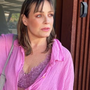 Claudia Conserva Instagram - Buscaba un traje de baño en @floreschile y me encontré con muchas sorpresas, además de su lencería variada en colores, texturas, tallas etc 
Me llamó la atención que tienen modelos de sostén para mujeres que producto del cáncer de mama debieron realizarse una mastectomía,, para mujeres que están amamantando, calzones especiales para el ciclo en fin, hay de todo hasta pantuflas! 
Me gustó este tipo de sostén que se ve lindo con una camisa un poco abierta, nunca había tenido uno así… Ahora tengo tres …
Negro, rosa, verde. #lenceria #sosten #mastectomia #lactancia #ciclo #pijamas #flores