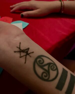 Claudia Conserva Instagram - Despedida 2024 , comida hecha en casa, rica, ritos, deseos , familia, uvas, parrón, tatuajes de protección, Año Nuevo en Casa Carrara @pollolibre66 @lafranconserva #adios #tatoo #protección #hastasiempre2024 #avanzando #añonuevo #2025 #limoncello