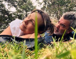 Claudia Conserva Instagram - Pololeando en Jardín Botánico de Wellington, que maravillosos los árboles, los jardines, las flores. Existe una preocupación impresionante en todos los lugares que hemos conocido por mantener podados los cercos verdes, hacer arte con la naturaleza, cuidar cada detalle… 
Love you @pollolibre66 ❤️
#parque #jardin #botanico #arboles #flores #naturaleza #vida #detalles #newzealand