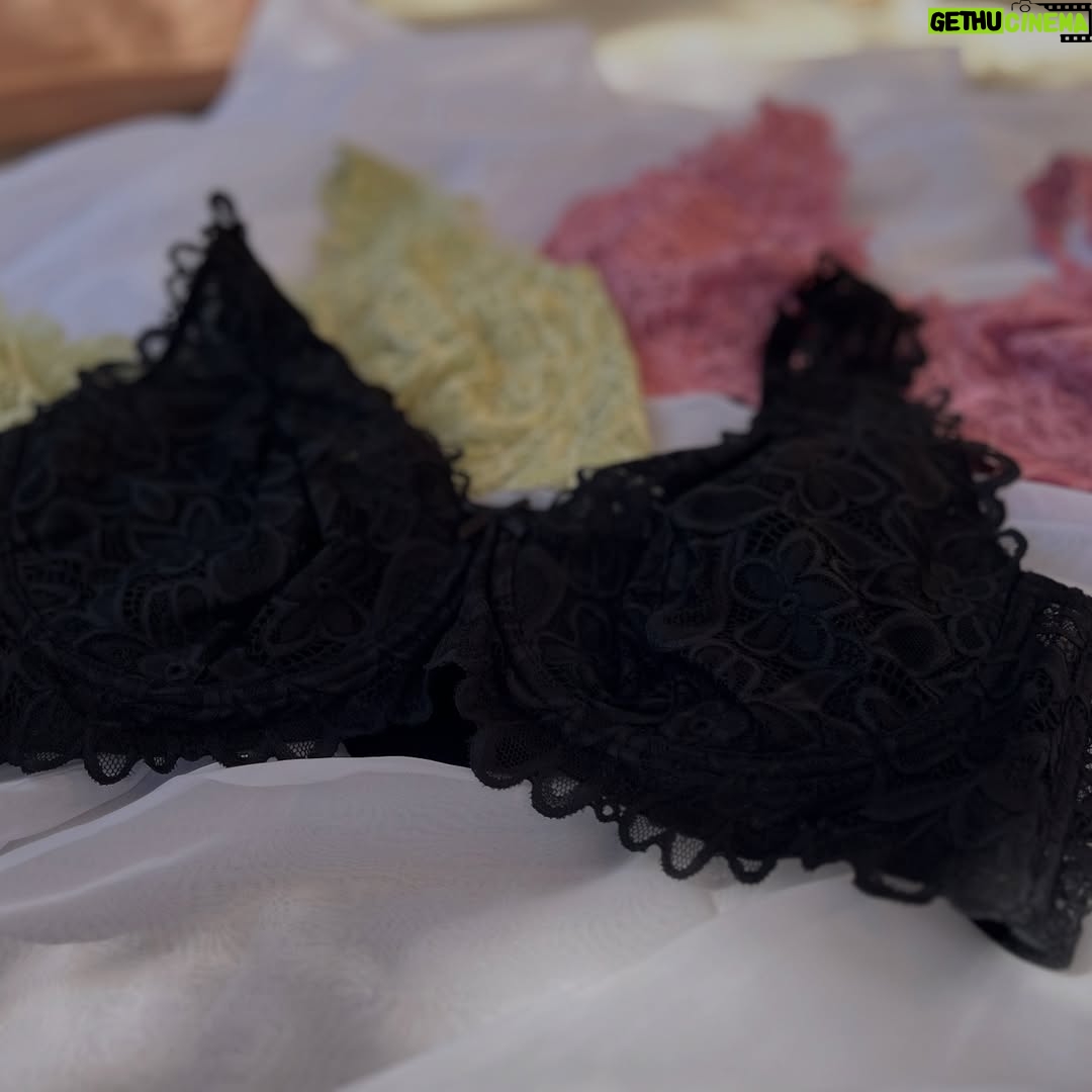 Claudia Conserva - 9.2K Likes - Buscaba un traje de baño en @floreschile y me encontré con muchas sorpresas, además de su lencería variada en colores, texturas, tallas etc
Me llamó la atención que tienen modelos de sostén para mujeres que producto del cáncer de mama debieron realizarse una mastectomía,, para mujeres que están amamantando, calzones especiales para el ciclo en fin, hay de todo hasta pantuflas!
Me gustó este tipo de sostén que se ve lindo con una camisa un poco abierta, nunca había tenido uno así… Ahora tengo tres …
Negro, rosa, verde. #lenceria #sosten #mastectomia #lactancia #ciclo #pijamas #flores