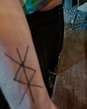 Claudia Conserva Instagram - Despedida 2024 , comida hecha en casa, rica, ritos, deseos , familia, uvas, parrón, tatuajes de protección, Año Nuevo en Casa Carrara @pollolibre66 @lafranconserva #adios #tatoo #protección #hastasiempre2024 #avanzando #añonuevo #2025 #limoncello