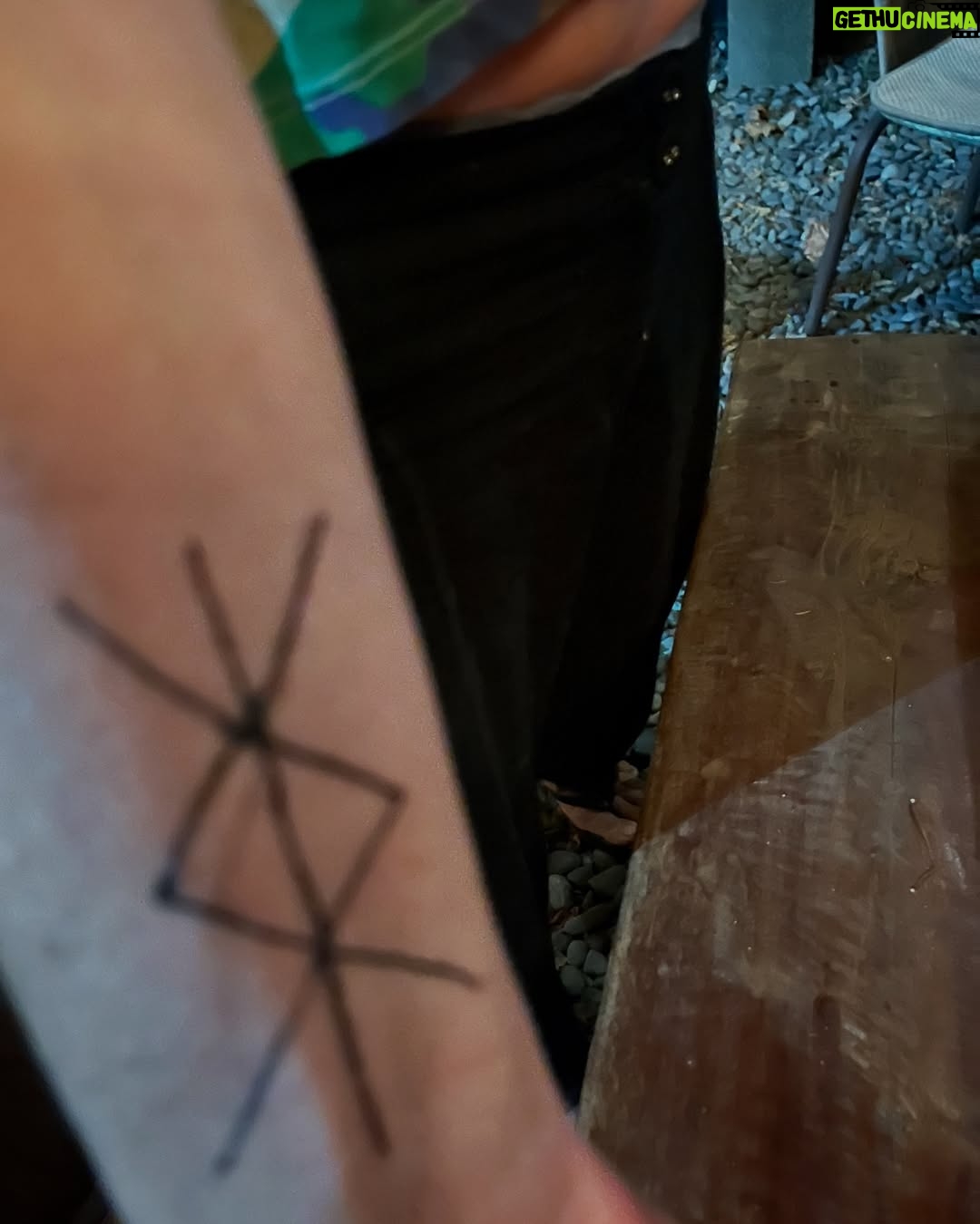 Claudia Conserva - 23K Likes - Despedida 2024 , comida hecha en casa, rica, ritos, deseos , familia, uvas, parrón, tatuajes de protección, Año Nuevo en Casa Carrara @pollolibre66 @lafranconserva #adios #tatoo #protección #hastasiempre2024 #avanzando #añonuevo #2025 #limoncello