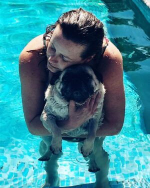 Claudia Conserva Instagram - Bienvenido verano! 
Capeando el calor con Aslan y como a veces “se me escapan los enanos del bosque” me puse a hacer ejercicio con 39 grados 😅
