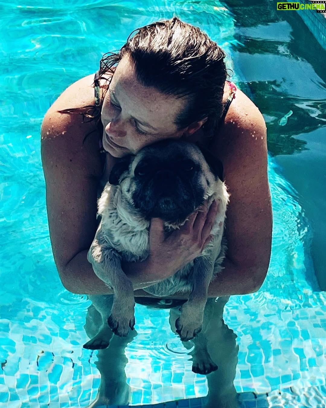Claudia Conserva - 11K Likes - Bienvenido verano!
Capeando el calor con Aslan y como a veces “se me escapan los enanos del bosque” me puse a hacer ejercicio con 39 grados 😅