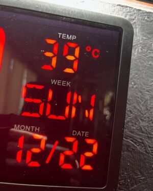 Claudia Conserva Instagram - Bienvenido verano! 
Capeando el calor con Aslan y como a veces “se me escapan los enanos del bosque” me puse a hacer ejercicio con 39 grados 😅