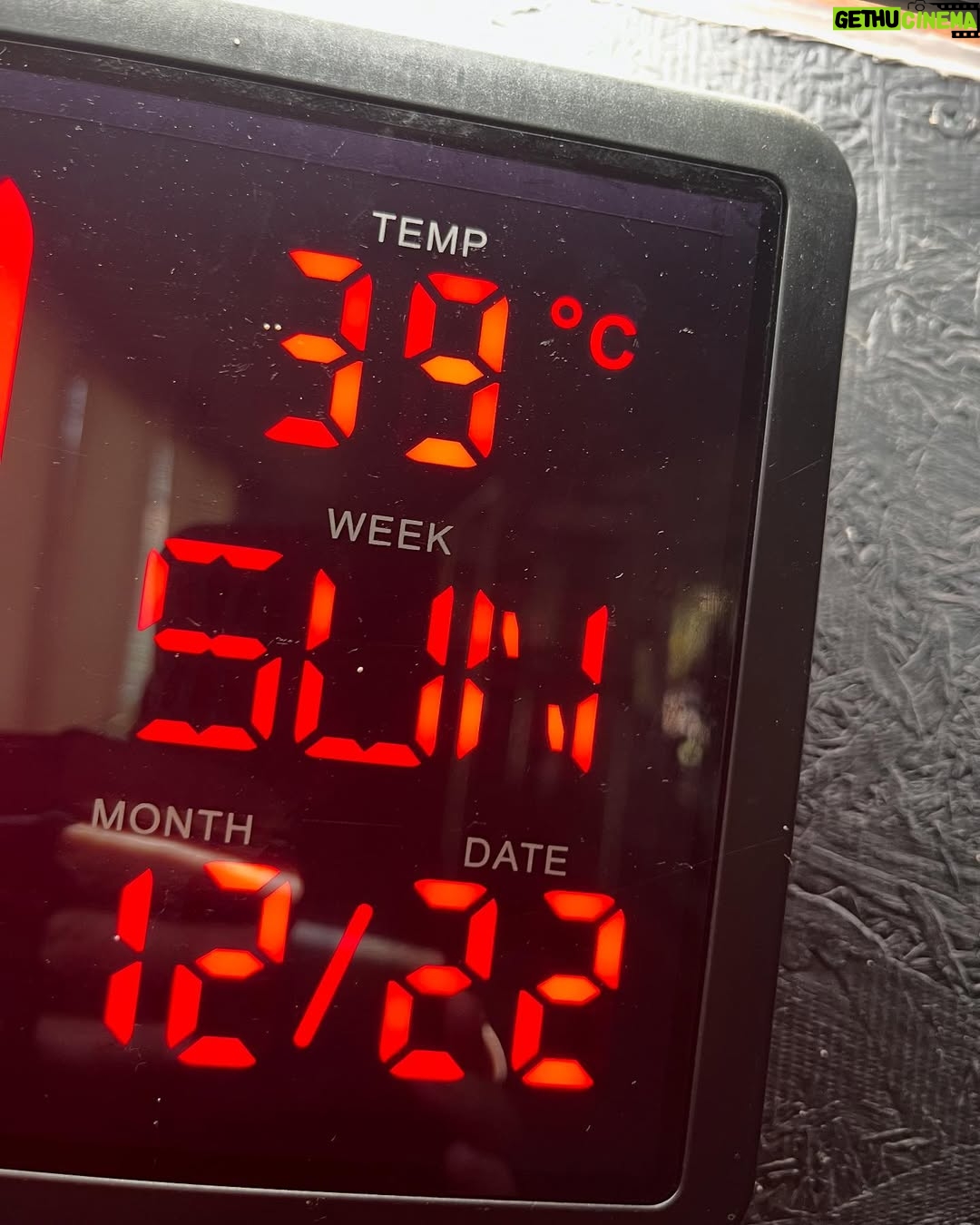 Claudia Conserva - 11K Likes - Bienvenido verano!
Capeando el calor con Aslan y como a veces “se me escapan los enanos del bosque” me puse a hacer ejercicio con 39 grados 😅