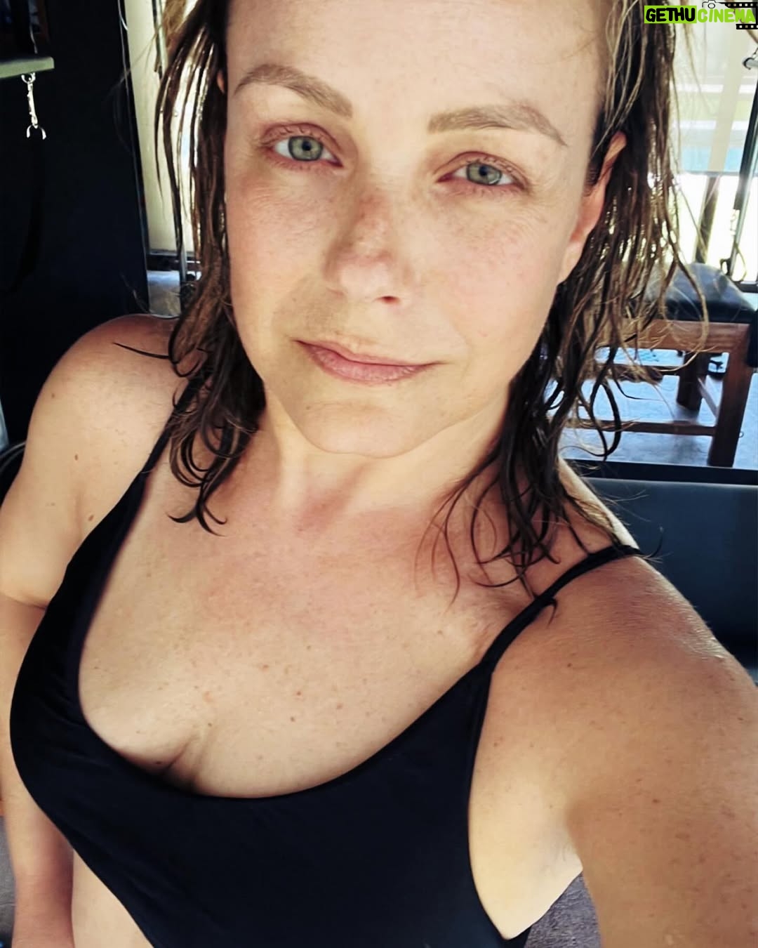 Claudia Conserva - 11K Likes - Bienvenido verano!
Capeando el calor con Aslan y como a veces “se me escapan los enanos del bosque” me puse a hacer ejercicio con 39 grados 😅