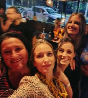 Claudia Conserva Instagram - La Queen @rubiayguachaca celebró los 40 junto a sus amigos! Solo puedo decirles que esta mujer está en su mejor momento, hermosa a más no poder , divertida , exquisita como es ella siempre. 
Te queremos mucho Javi, 
Gracias por tu amistad 💫
@pollolibre66