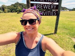 Claudia Conserva Instagram - Esta isla Waiheke, es famosa por sus viñedos, está lleno de lugares para probar cepas distintas, nos encontramos con una Chilena que nos atendió la raja, el resto probaba un poquito y nosotros copas repletas de vino 😄 excelente! 
Se pasó la isla pa linda, paisajes preciosos y gente amable. #viaje #isla #viñas #parras #vino #newzealand @vale_duque
