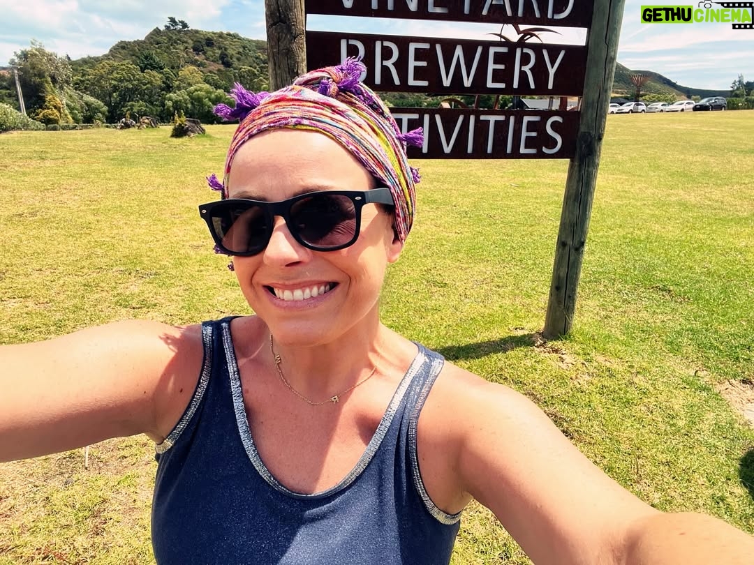 Claudia Conserva - 9.3K Likes - Esta isla Waiheke, es famosa por sus viñedos, está lleno de lugares para probar cepas distintas, nos encontramos con una Chilena que nos atendió la raja, el resto probaba un poquito y nosotros copas repletas de vino 😄 excelente!
Se pasó la isla pa linda, paisajes preciosos y gente amable. #viaje #isla #viñas #parras #vino #newzealand @vale_duque