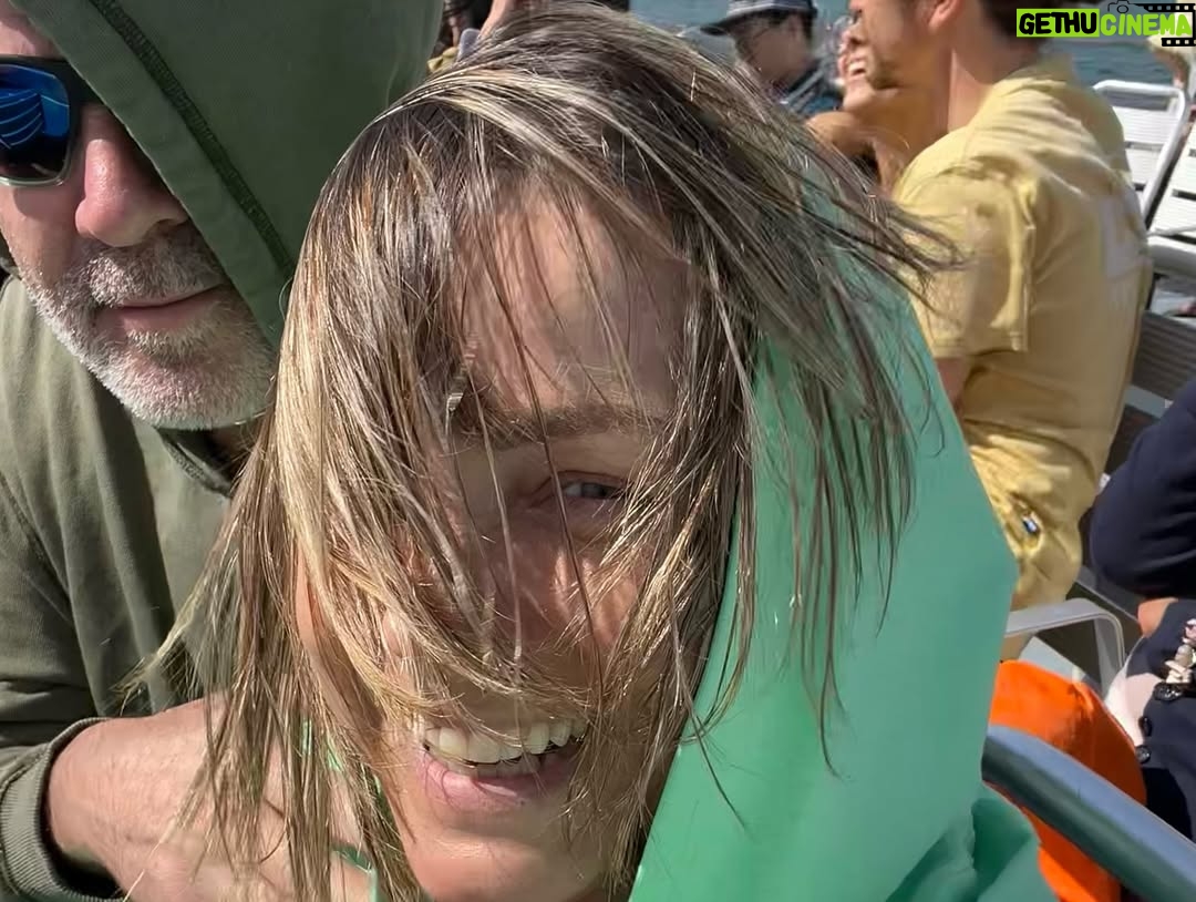 Claudia Conserva - 9.3K Likes - Esta isla Waiheke, es famosa por sus viñedos, está lleno de lugares para probar cepas distintas, nos encontramos con una Chilena que nos atendió la raja, el resto probaba un poquito y nosotros copas repletas de vino 😄 excelente!
Se pasó la isla pa linda, paisajes preciosos y gente amable. #viaje #isla #viñas #parras #vino #newzealand @vale_duque