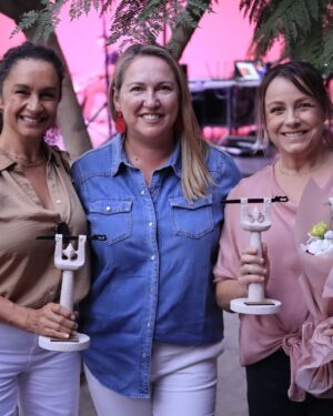 Claudia Conserva Instagram - Hoy #8m #diainternacionaldelamujer me siento tan contenta de haber conocido a muchas chiquillas en #colina mujeres emprendedoras, madres, #docentes #deportistas #jefas representando a miles de mujeres de todo nuestro país. 
El mundo conmemora el Día Internacional de la Mujer, gracias a todas, gracias por el reconocimiento, muy lindo y emocionante ! 
Gracias alcaldesa 
Un abrazo a todas mis seguidoras 💫@isabelmargarita_valenzuela @municolina #mujer #día #igualdad @mirandaclau5678 @pollolibre66