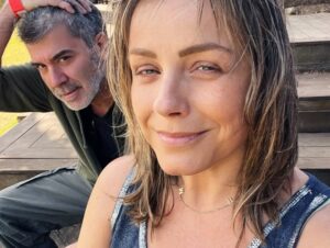 Claudia Conserva Instagram - Esta isla Waiheke, es famosa por sus viñedos, está lleno de lugares para probar cepas distintas, nos encontramos con una Chilena que nos atendió la raja, el resto probaba un poquito y nosotros copas repletas de vino 😄 excelente! 
Se pasó la isla pa linda, paisajes preciosos y gente amable. #viaje #isla #viñas #parras #vino #newzealand @vale_duque