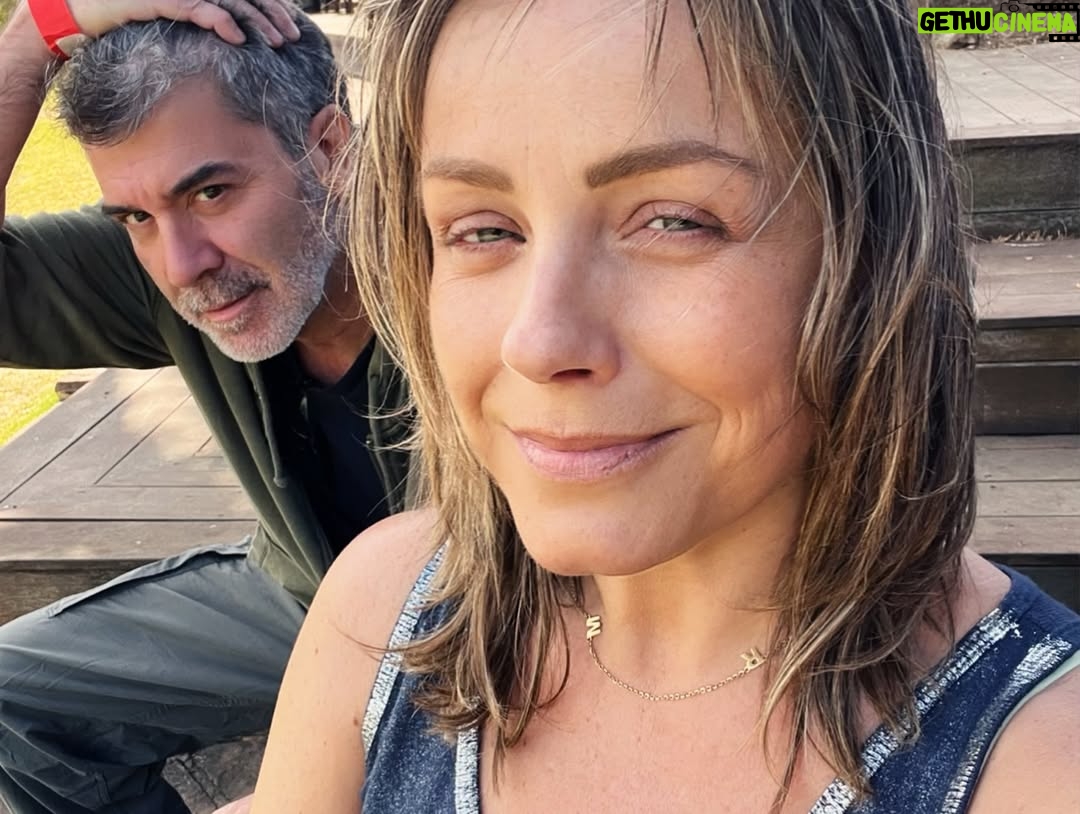 Claudia Conserva - 9.3K Likes - Esta isla Waiheke, es famosa por sus viñedos, está lleno de lugares para probar cepas distintas, nos encontramos con una Chilena que nos atendió la raja, el resto probaba un poquito y nosotros copas repletas de vino 😄 excelente!
Se pasó la isla pa linda, paisajes preciosos y gente amable. #viaje #isla #viñas #parras #vino #newzealand @vale_duque
