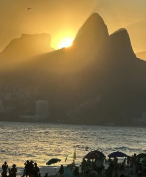 Claudia Ohana Instagram - Sol no rosto, pé na areia e alma leve… de volta ao meu lugar e hoje com esse dia lindo em boa companhia! I love Rio. ☀️💙