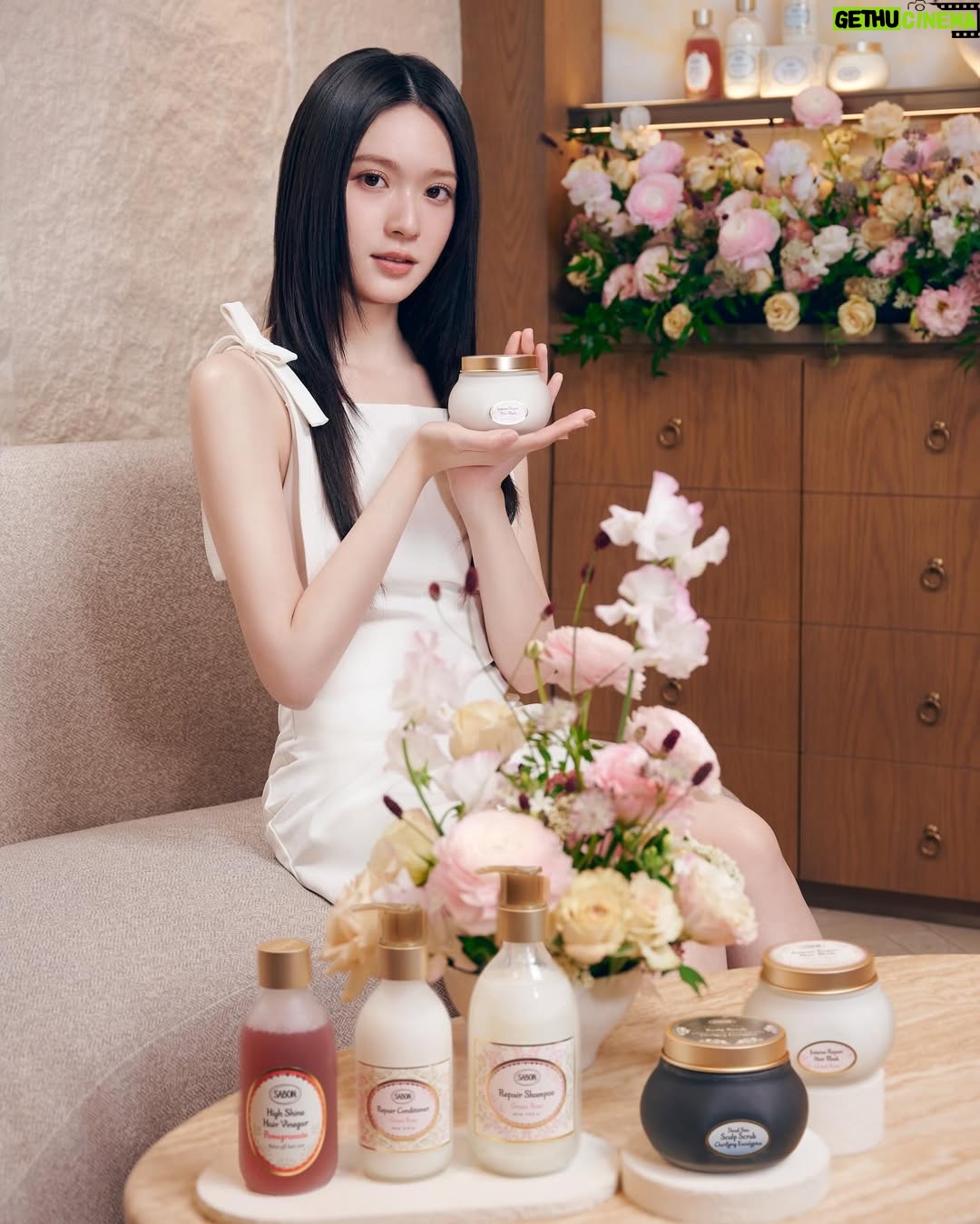 Cloud Wan - 18.8K Likes - 女神光環即時GET💫✔️
好多人都問我點樣keep到一頭順直亮澤✨好似絲咁柔滑嘅頭髮🤩
㊙️訣就係在於完整嘅頭皮同頭髮護理!
最近親身體驗完 @SABONHK 新品 HOME HAIR SPA #全新極緻修護亮澤系列
真正做到頭皮同頭髮即時reborn嘅效果!
令我最驚喜😍 嘅係呢套系列完全滿足晒我3個願望🙏🏻
✅先潔淨頭皮後修護頭髮,髮絲摸上手好似☁️咁輕柔飄逸,滑不溜手🤭
✅光澤感✨ ✨即時🆙 🆙 🆙 頭上嘅光環😇 HOLD足成日
✅全日都散發住陣陣令人回頭嘅清幽花香氣🌹
P.S. Green Rose🌹係我💓愛,好refreshing又好elegant
跟我每晚用依3個簡單嘅步驟,喺屋企慢慢體驗呢種由頭皮去到髮尖再直達身心靈嘅自我療癒🛁
STEP 1: 頭皮磨砂
🫧淨化激活頭皮,去除角質同污垢 ,舒爽至極👍🏻 而且尤加利香氣極度減壓relax~
STEP 2: 洗髮露
💫溫和潔淨頭髮,逆轉乾枯暗沉嘅頭髮,頭髮重生有返彈性活力 💪🏻
STEP 3: 護髮素 護髮膜
☁️深層潤澤,輕飄飄柔軟秀髮 get!
TIPS:加埋佢地獨有嘅髮醋,頭髮添加一份香甜嘅紅石榴香氣,仲可以再boost up頭上嘅光環😇
4月15日開始SABON線上線下有得賣喇💕
@SABONHK #SABONHK
#YourHairYourLight #NewHairCareLine #RepairingHairCareRitual
#全新極緻修護亮澤系列 #自信女神光環