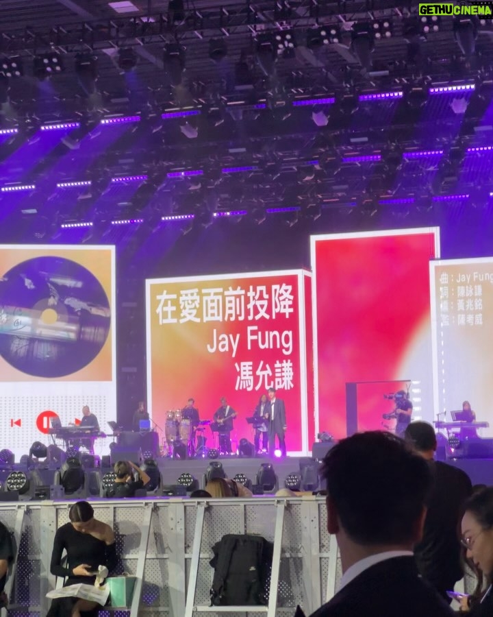 Cloud Wan - 22.2K Likes - Another year another chill club!!! @viutv
好開心又見到大家!見證著傳承的熱血和感動!
繼續做好音樂!
我會努力!
🫶🏻🫶🏻🫶🏻
Hair | @wingwong_wingwong
Makeup | @ki.neks_ho
Styling | @chkitmatthew @tiffanyandco @chloe
Team | @janicepun @mandygoo
Gen Z gang | @jihei__ @hymannndy