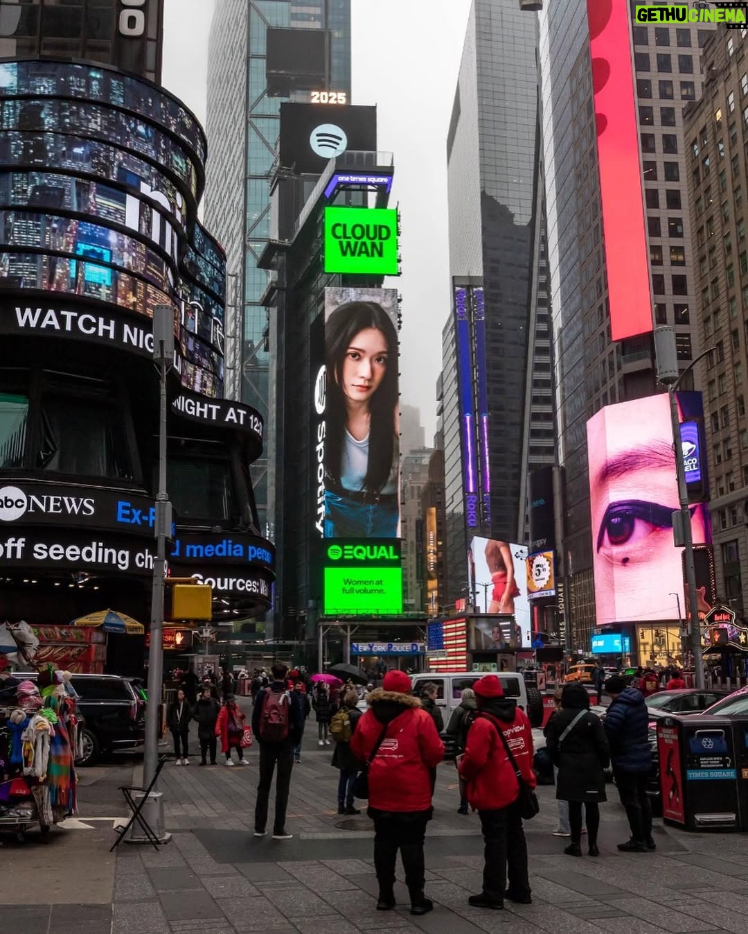 Cloud Wan - 29.1K Likes - OMGGGGGGGG 😭😭😭😭
I’m at New York Times Square!! 🥹🥹
心變做翅膀 飛到New York!!
衷心感謝每一個你🤍
每一聲加油,我都有記住!
Thank you Spotify!!
@cloudwann @spotifyhk @spotifyasia
#Cloud雲浩影 #Spotify #SpotifyEQUAL