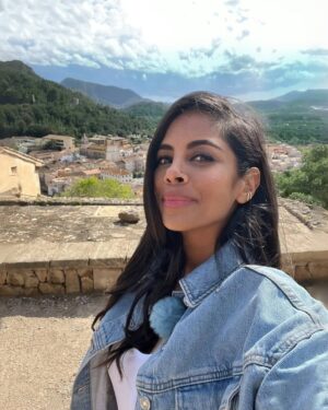 Collien Ulmen-Fernandes Instagram - Blick über die gesamte Stadt von der historischen Burganlage Castell de Capdepera 
beim Dreh für ein neues Sat.1-Format! Mega! 🙀👍🏽

🏰 ⛰️ ☀️
