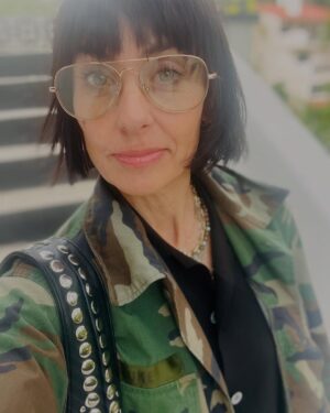Constance Zimmer Instagram - New do, who you? #femalefilmmakerfriday 
Even though, I’m not currently directing something, it doesn’t mean I am not a filmmaker. - as I trudge through my everyday errands all while creating something I feel so passionate about, I am visualizing, conceptualizing and setting forth 4 projects at once. So I felt today was a good day to remind myself I am who I define myself to be, not what others think of me. #tgif