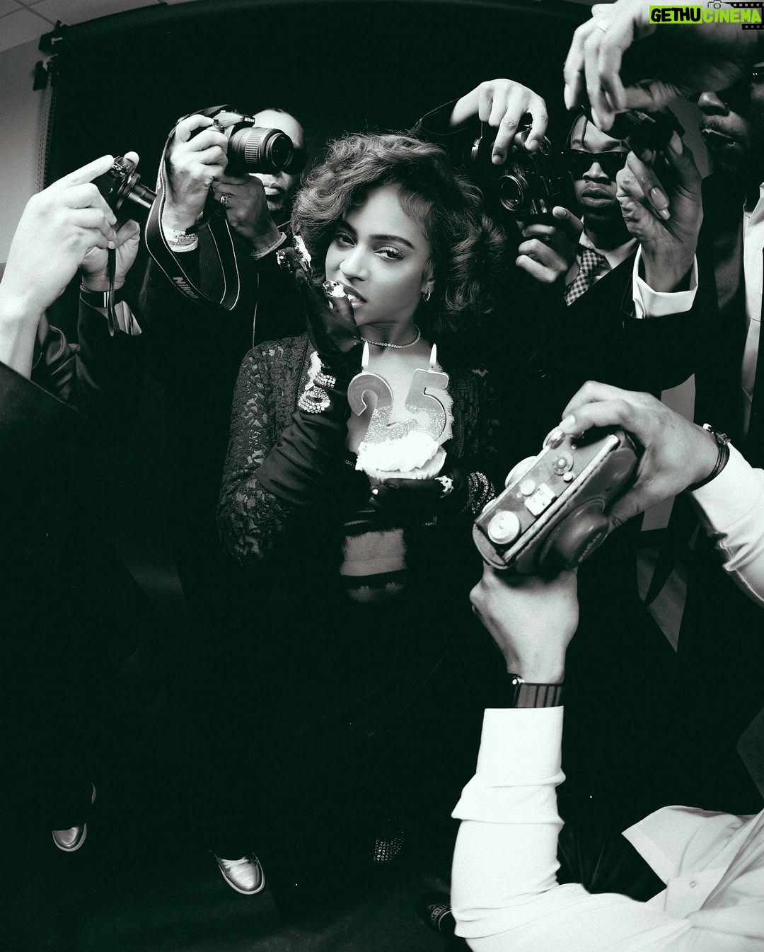 Cravetay - 1.4K Likes - IT’S MY BIRTHDAY 🖤📽️🎈thank you god for another year & more blessings! #piscesseason
Photography by: @farisislegendary
S/o to my male paparazzi as well :)
Inspiration: #dolceandgabbana #ciaocampaign #marilynmonroe #kimkardashian