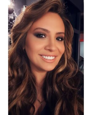 Cristela Alonzo Instagram - Okay..here’s an up close look at my glam from last night’s show at The Wiltern. These two amazing artists are doing my hair/makeup for my Netflix taping in Dallas this June so we decided to do a test run. Well, they did all the work. I just sat there.

Hair: haircut/ highlights/style by @craiggangi using 
@clairol_pro @oribepro products. Fun fact: Craig has done my other two Netflix specials!

Makeup by @brettglam -Brett has his own eyebrow palette line that he used as eyeshadow for the smoky eye and let me tell you, it kept all night. 🔥🔥🔥