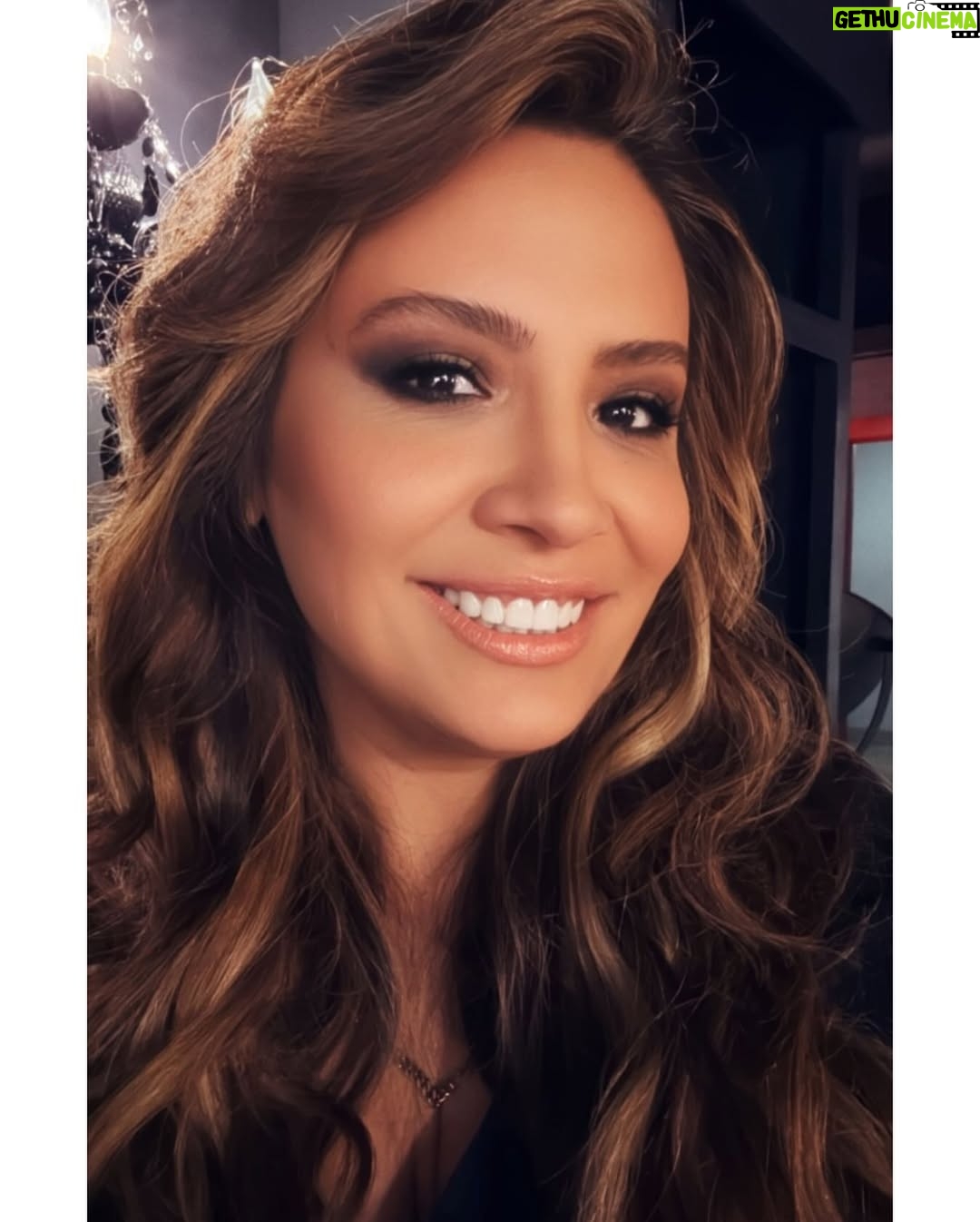 Cristela Alonzo - 2.9K Likes - Okay..here’s an up close look at my glam from last night’s show at The Wiltern. These two amazing artists are doing my hair/makeup for my Netflix taping in Dallas this June so we decided to do a test run. Well, they did all the work. I just sat there.
Hair: haircut/ highlights/style by @craiggangi using
@clairol_pro @oribepro products. Fun fact: Craig has done my other two Netflix specials!
Makeup by @brettglam -Brett has his own eyebrow palette line that he used as eyeshadow for the smoky eye and let me tell you, it kept all night. 🔥🔥🔥