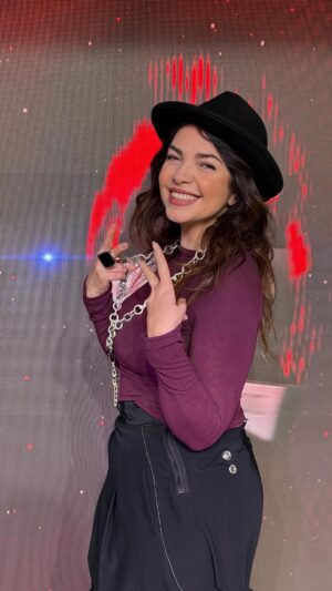 Cristina D'Avena Instagram - @cristinadavenaofficial ha lanciato in diretta su @radior101 la nuova sfida dei quarti di finale dei cartoni animati

Avete votato in tantissimi 🤩
Scoprite nel video quale cartone avete preferito tra:
🔹Magica Doremi
🔹Hamtaro

👉 Ascolta e guarda Cristina D’Avena in “Procediamo”, il programma di Fernando Proce, con Sabrina Bambi e Regina, ogni mercoledì dalle 11.00 alle 12.00, in radio su R101, in tv sul canale 67 del digitale terrestre e dallo smartphone con l’app gratuita di R101 📱

#cartoon #cartoons #cartoni #cartonianimati #anime #musicaitaliana #radio #radior101
