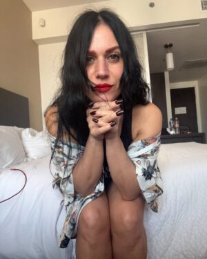 Cristina Scabbia Instagram - Sleepless Empire… and tour.
Living through airports, vans, venues flues and lack of sleep is not always fun but knowing that this allows me to see you all make it way easier 
Guadalajara was great, Monterrey esta noche 🖤