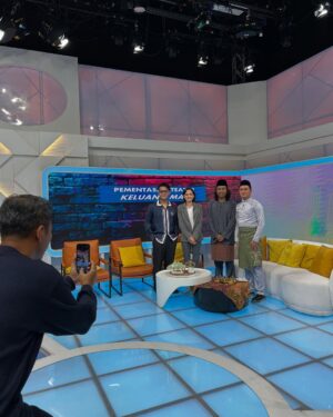 Cristina Suzanne Instagram - Eh kita sampai terlupa part caption wak 🙂‍↔️

Selamat pagi Malaysia dengan @teaterkeluangman 
 Borhan @han.zalini Samsir @realjayiswazir Hassan @azman_hassan_77 

Kami semua mengucapkan selamat hari raya!🌙