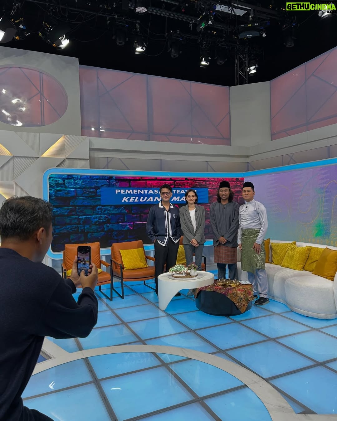 Cristina Suzanne - 1.1K Likes - Eh kita sampai terlupa part caption wak šāāļø
Selamat pagi Malaysia dengan @teaterkeluangman
Borhan @han.zalini Samsir @realjayiswazir Hassan @azman_hassan_77
Kami semua mengucapkan selamat hari raya!š
