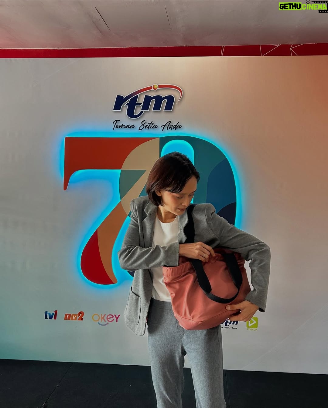 Cristina Suzanne - 1.1K Likes - Eh kita sampai terlupa part caption wak šāāļø
Selamat pagi Malaysia dengan @teaterkeluangman
Borhan @han.zalini Samsir @realjayiswazir Hassan @azman_hassan_77
Kami semua mengucapkan selamat hari raya!š