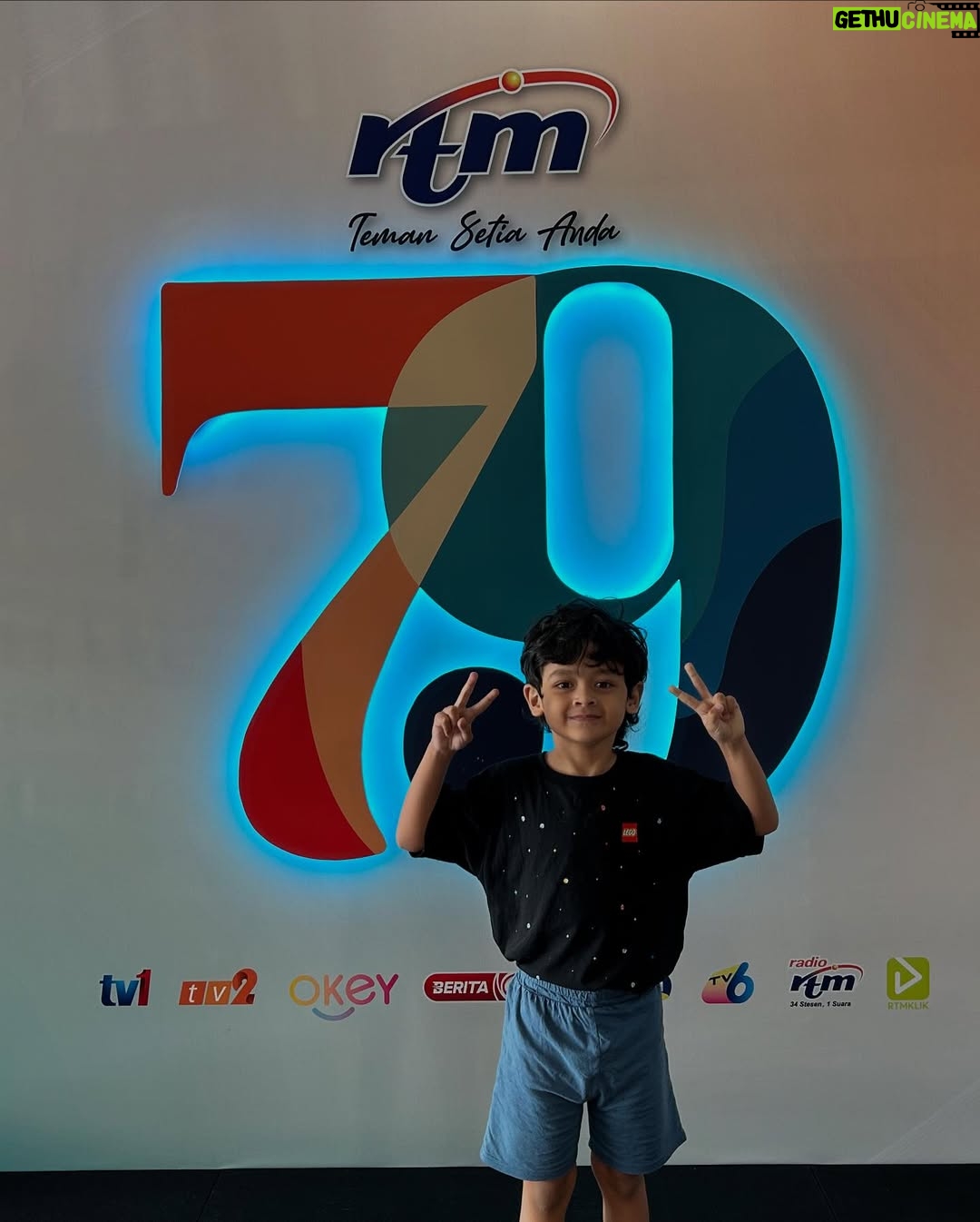Cristina Suzanne - 1.1K Likes - Eh kita sampai terlupa part caption wak šāāļø
Selamat pagi Malaysia dengan @teaterkeluangman
Borhan @han.zalini Samsir @realjayiswazir Hassan @azman_hassan_77
Kami semua mengucapkan selamat hari raya!š