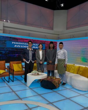Cristina Suzanne Instagram - Eh kita sampai terlupa part caption wak 🙂‍↔️

Selamat pagi Malaysia dengan @teaterkeluangman 
 Borhan @han.zalini Samsir @realjayiswazir Hassan @azman_hassan_77 

Kami semua mengucapkan selamat hari raya!🌙
