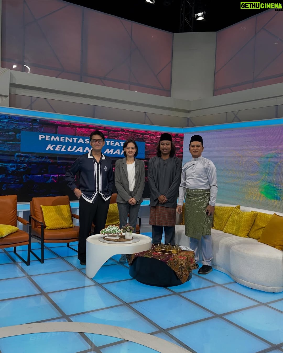 Cristina Suzanne - 1.1K Likes - Eh kita sampai terlupa part caption wak šāāļø
Selamat pagi Malaysia dengan @teaterkeluangman
Borhan @han.zalini Samsir @realjayiswazir Hassan @azman_hassan_77
Kami semua mengucapkan selamat hari raya!š