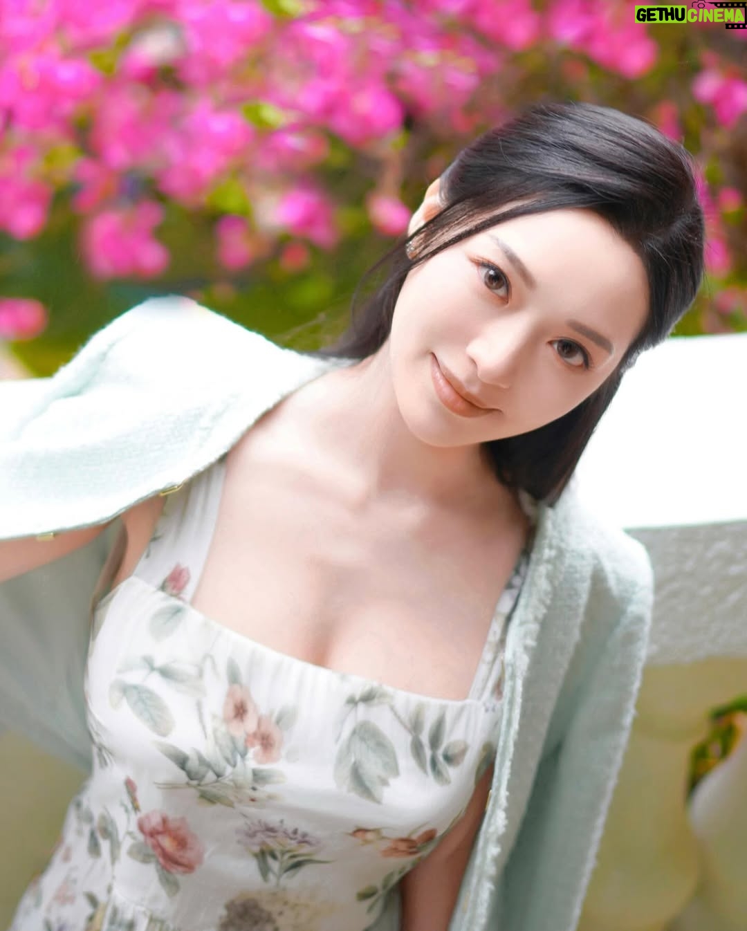 Crystal Fung - 12K Likes - 「春有百花秋有月,夏有涼風冬有雪
若無閒事掛心頭,便是人間好時節。」
心無執念,隨順四季流轉,
便是人間好時節。
來到大自然環境,放鬆心情,
不如意的事都可以自然放下,
好好享受春意盎然的美景 🌿🌼
Makeup & Hair : @kayowang
Jacket & Dress : @aliceandolivia_hongkong @aliceandolivia