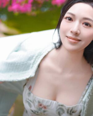 Crystal Fung Instagram - 「春有百花秋有月，夏有涼風冬有雪 
若無閒事掛心頭，便是人間好時節。」 

心無執念，隨順四季流轉，
便是人間好時節。 
來到大自然環境，放鬆心情， 
不如意的事都可以自然放下， 
好好享受春意盎然的美景 🌿🌼

Makeup & Hair : @kayowang 
Jacket & Dress : @aliceandolivia_hongkong @aliceandolivia