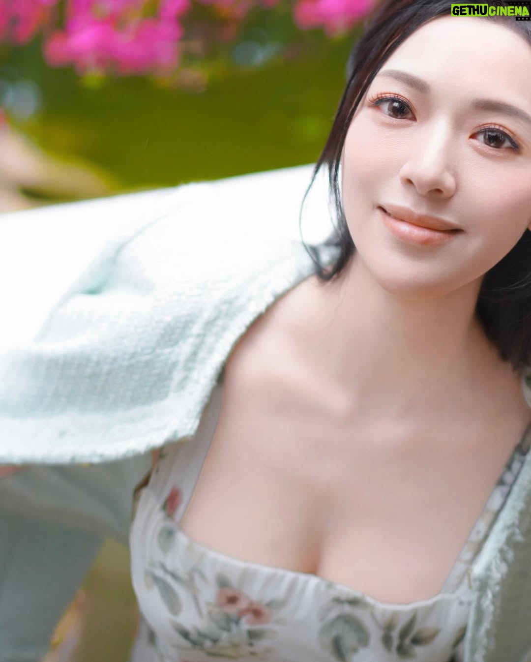 Crystal Fung - 12K Likes - 「春有百花秋有月,夏有涼風冬有雪
若無閒事掛心頭,便是人間好時節。」
心無執念,隨順四季流轉,
便是人間好時節。
來到大自然環境,放鬆心情,
不如意的事都可以自然放下,
好好享受春意盎然的美景 🌿🌼
Makeup & Hair : @kayowang
Jacket & Dress : @aliceandolivia_hongkong @aliceandolivia