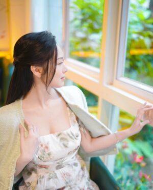 Crystal Fung Instagram - 「春有百花秋有月，夏有涼風冬有雪 
若無閒事掛心頭，便是人間好時節。」 

心無執念，隨順四季流轉，
便是人間好時節。 
來到大自然環境，放鬆心情， 
不如意的事都可以自然放下， 
好好享受春意盎然的美景 🌿🌼

Makeup & Hair : @kayowang 
Jacket & Dress : @aliceandolivia_hongkong @aliceandolivia