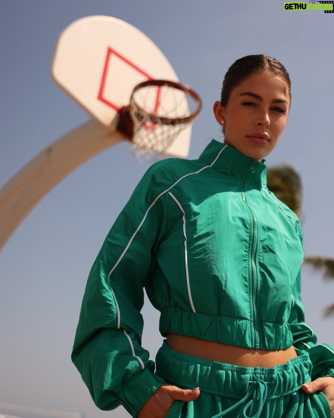 Cydney Moreau - 37.6K Likes - Sporty Cyd @alo @vombagram