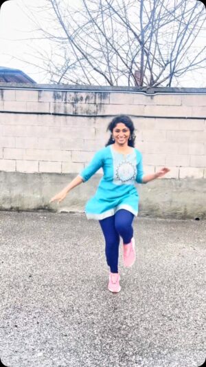 Cynthia Vinolin Instagram - Ayy Chella Kutty 😍

No Makeup just slaying with smile 😅
PS: Impromptu Dance in Freezing Rain 
 
My collection of Kurtis for me ❣️🥹

#cynthiavinolin #dance #toronto #canada 🇨🇦 #chennai #love #peace #happiness #dancewithcynthia