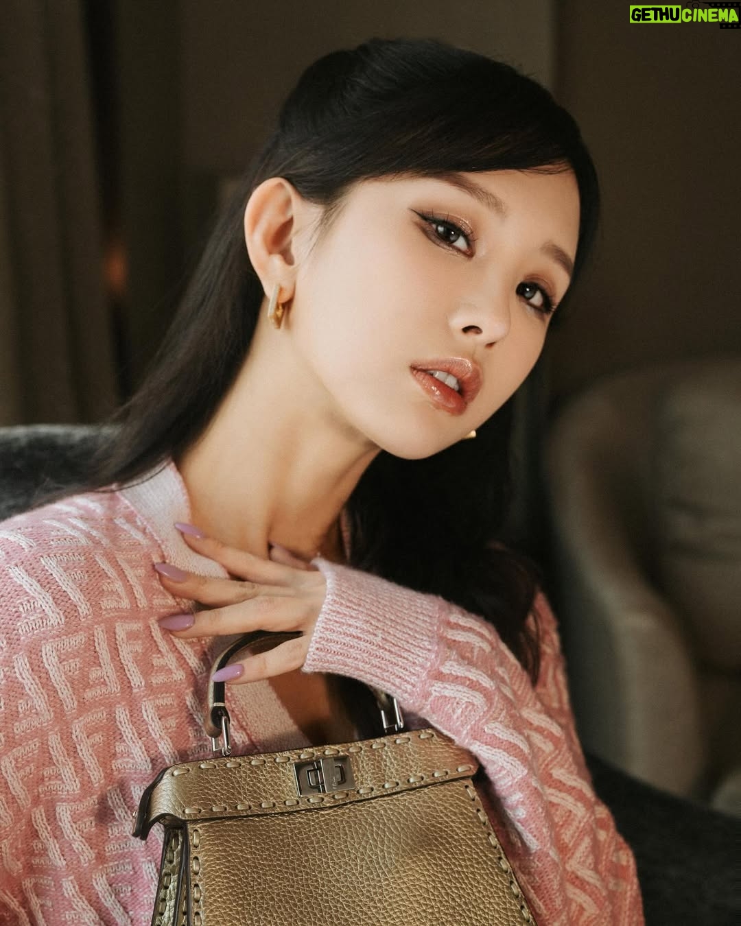 Dada Chan - 15.6K Likes - complete my day with @fendi
Wardrobe & Jewellery : #fendi #fendipeekaboo
Makeup & Hair : @bubuubu
photographs : @ctkkit