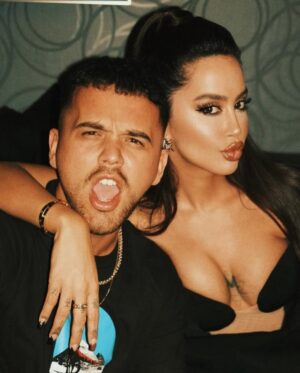 Dafina Zeqiri Instagram - Per kon je zbu-ku-ru? 🤸