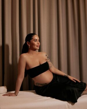 Dafina Zeqiri Instagram - S’ka ndjesi më të mirë se një masazh i mirë kur po rrit një jetë brenda teje. Drenazh, relaks dhe përkujdesje e thellë 🤍 Faleminderit @vimeababy për dashurinë, kujdesin dhe duart magjike.