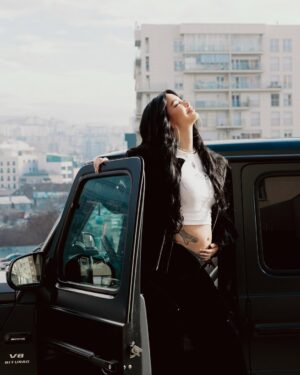 Dafina Zeqiri Instagram - Baby on board 💙

Dua te shpreh nje falenderim te posaqem per gjithe stafin e Klinikes Amerikane Dr Behar Kusari per perkushtimin e tyre dhe mbi te gjitha perkrahjen emocionale dhe mbeshtetjen ne cdo moment. Qasja e tyre profesionale ne rrugetimin me te rendesishem jetesor, eshte nje motiv per secilen femer qe te perjetoj momentet me te lumtura jetesore dhe te ndjehesh e lire te bisedosh per cfaredo shqetesimi dhe te pranosh mbeshtetje 24h nga ekipa.

Une kam vendos qe shtatzenine ta percjell ne American Clinic dr Behar Kusari sepse gjithmone kam besuar dhe e kam vertetuar se ne Kosove mund te ndjehesh e sigurte te marresh trajtimet shendetesore prandaj dhe kam vendosur qe te lind dhe djali im te kete vendlindjen ne Kosove, edhe pse kam pasur mundesi te kthehem ne Suedi dhe ta kryej.