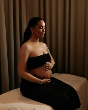 Dafina Zeqiri Instagram - S’ka ndjesi më të mirë se një masazh i mirë kur po rrit një jetë brenda teje. Drenazh, relaks dhe përkujdesje e thellë 🤍 Faleminderit @vimeababy për dashurinë, kujdesin dhe duart magjike.