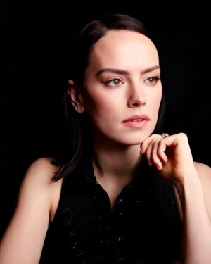 Daisy Ridley Instagram - Couldn’t have been happier to be back at SXSW, where we premiered We Bury The Dead! Such a thrill to share the movie! Also… ELMO! 
@samanthamcmillen_stylist @piaaungstylist @hairbyjohnd @laurenandersen got me scrubbed up! Thank you!!! ❤️❤️❤️
@emsteinyyy @shelbyweiser @ericadmartelli ❤️❤️❤️