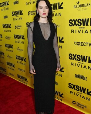 Daisy Ridley Instagram - Couldn’t have been happier to be back at SXSW, where we premiered We Bury The Dead! Such a thrill to share the movie! Also… ELMO! 
@samanthamcmillen_stylist @piaaungstylist @hairbyjohnd @laurenandersen got me scrubbed up! Thank you!!! ❤️❤️❤️
@emsteinyyy @shelbyweiser @ericadmartelli ❤️❤️❤️